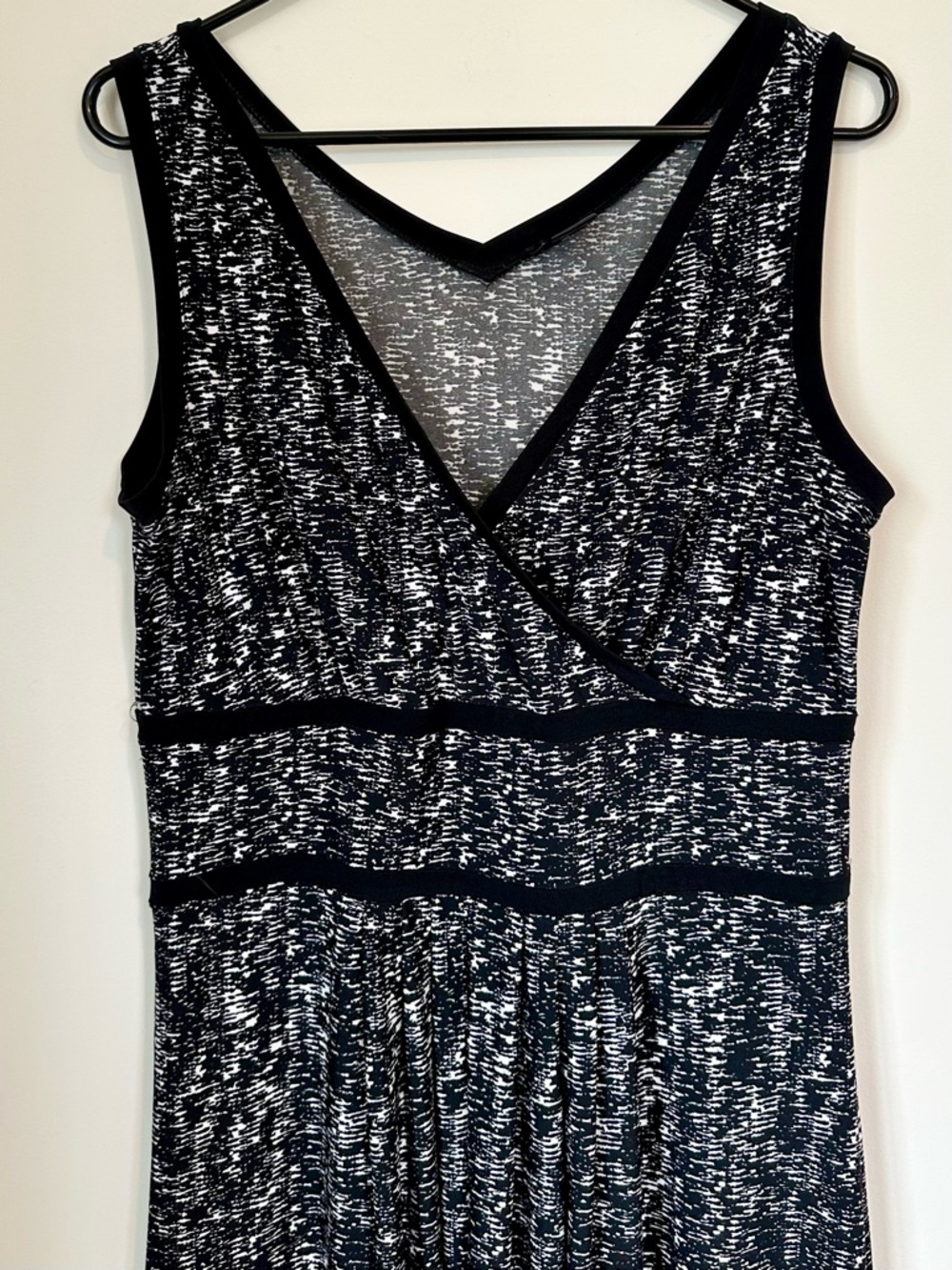 Ann Taylor Black & White Sleeveless V-Neck Midi Dress - Size: Medium - Picture 4 of 6